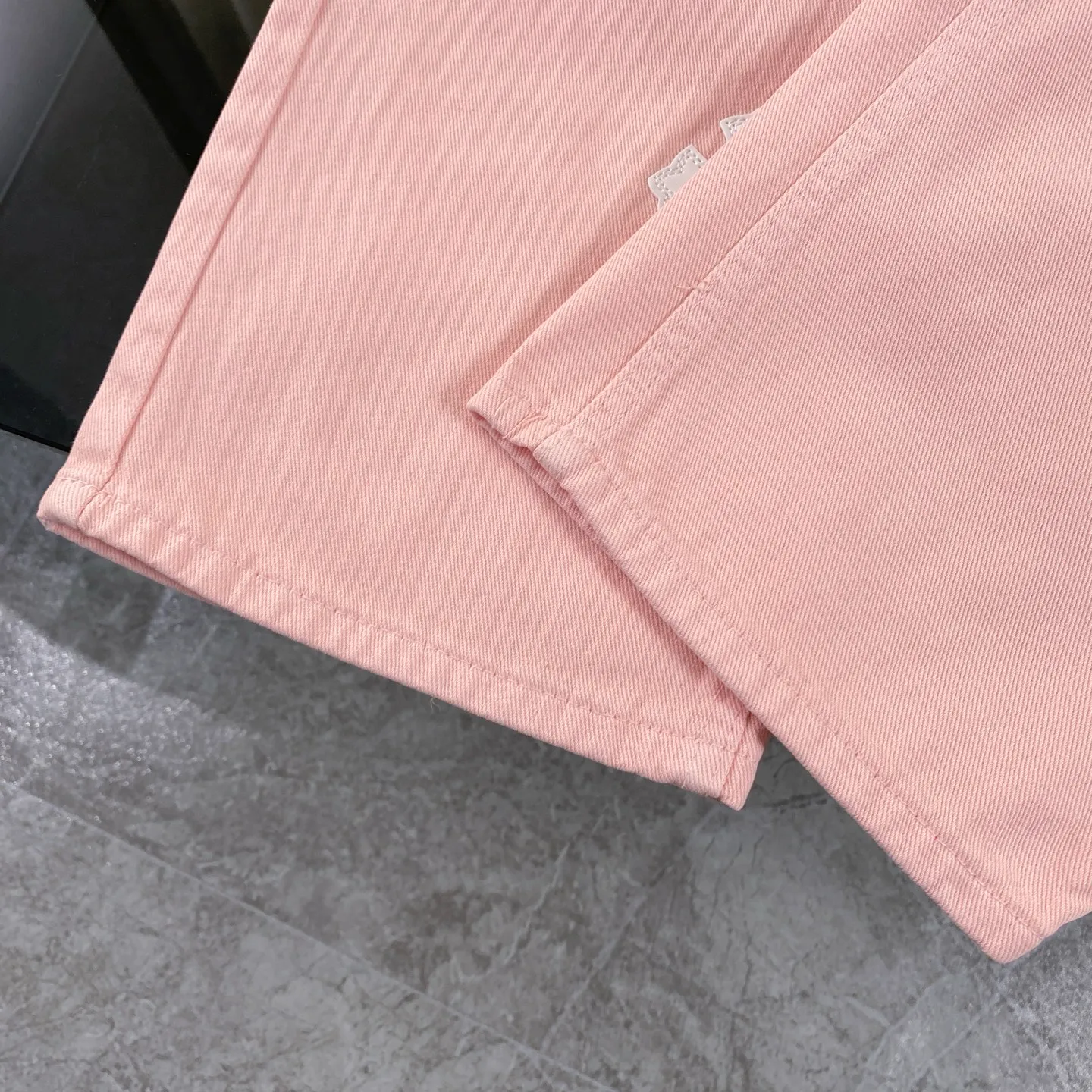 P250 CH Chromehearts 2025 new limited white cross leather couple style washed loose pink jeans 💜 Top quality ceiling quality styles with different washed textures, very friendly to people with thin legs and thick legs, the straight and loose version is very flattering to the leg shape. Moderate length that never goes out of style, easy to match with casual, basic styling for various styles, a must-have in the wardrobe! The fabric is stiff but also makes the upper body soft without losing texture. The washing process is even more perfect. It is a must-have item for everyone! ! ! Washed wheat, hang tag, pants label, complete with three labels, color: pink, size: 28, 30, 32, 34